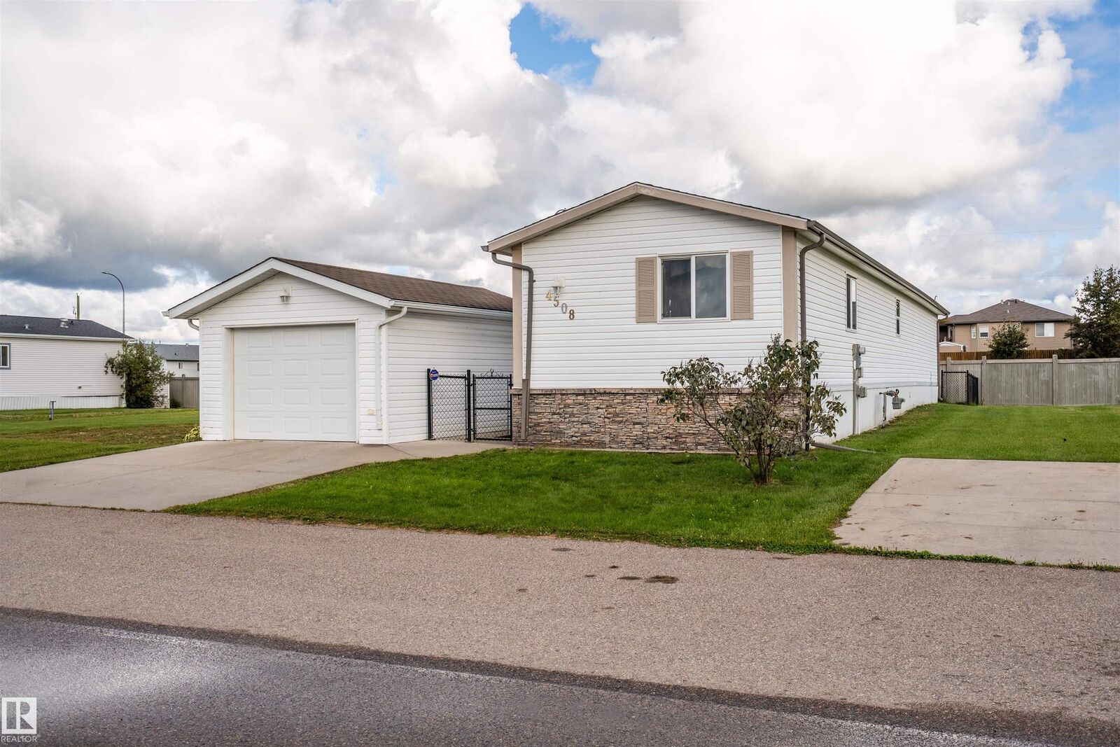 Property Photo:  4508 Labrador Road  AB T9M 0C6 
