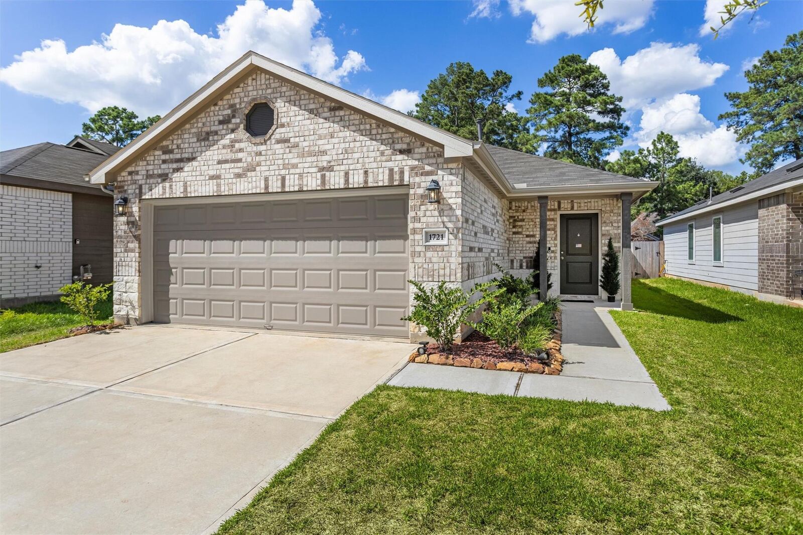 Property Photo:  1721 Lofty Cedar Court  TX 77301 