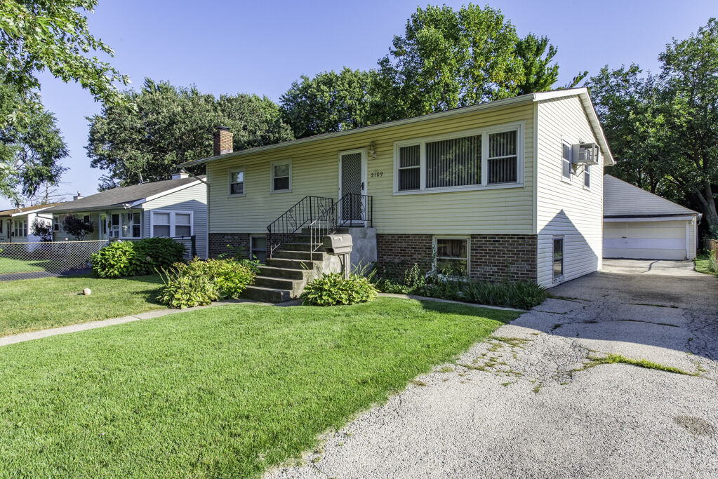 Property Photo: 2109 W Pacific Avenue IL 60085