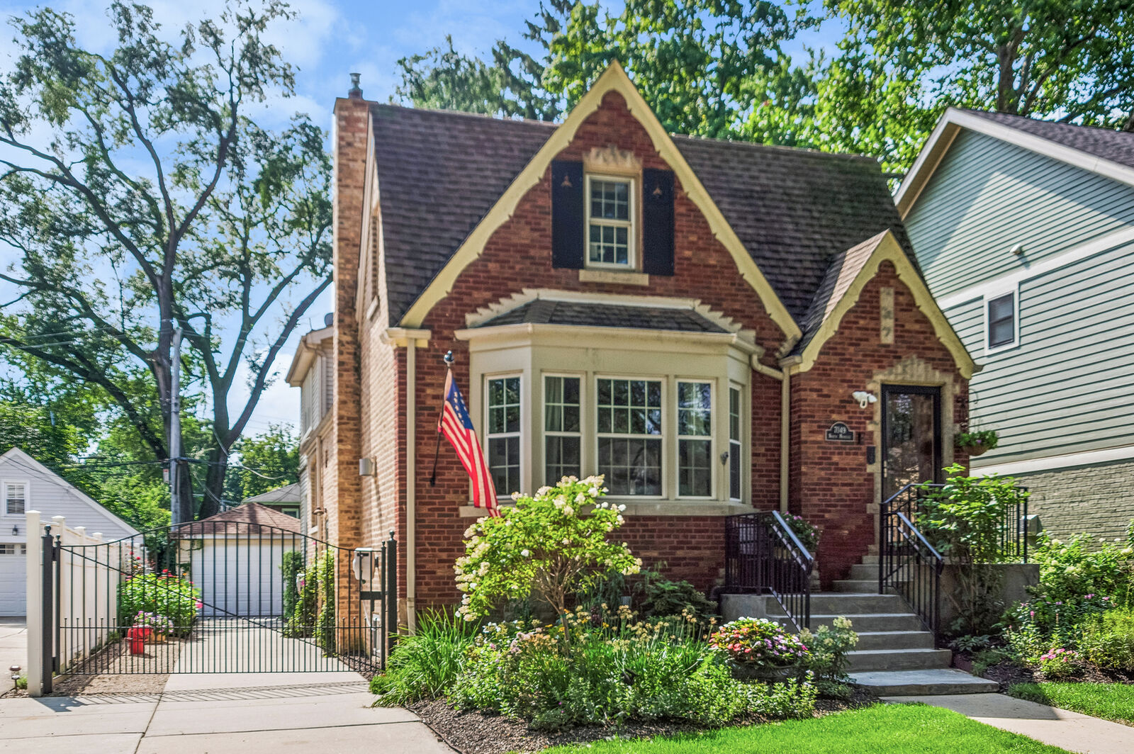 Property Photo:  7049 N Moselle Avenue  IL 60646 