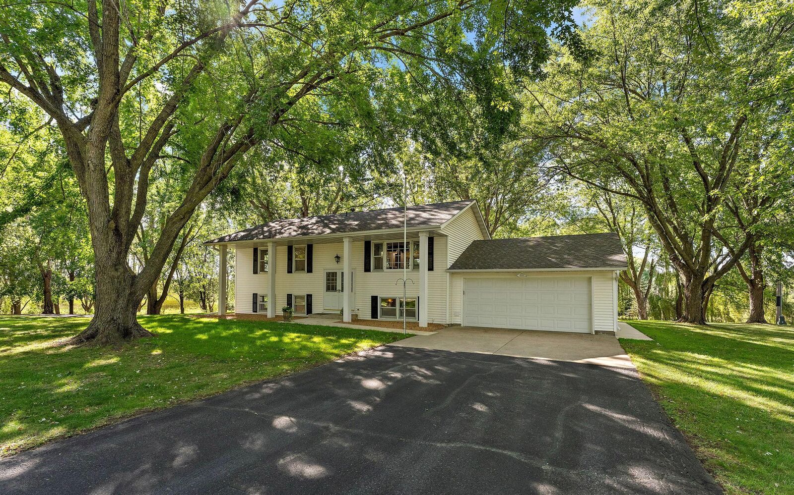 Property Photo: 18421 Country Squires Circle MN 55372