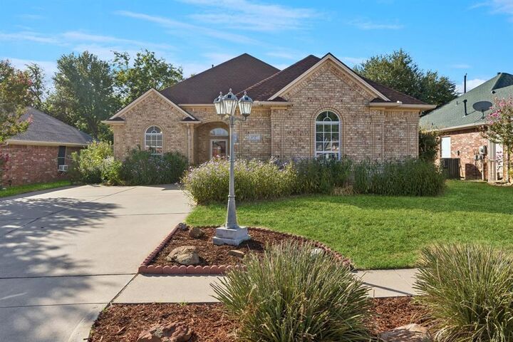 Property Photo: 1727 Ridgecrest Drive TX 76033