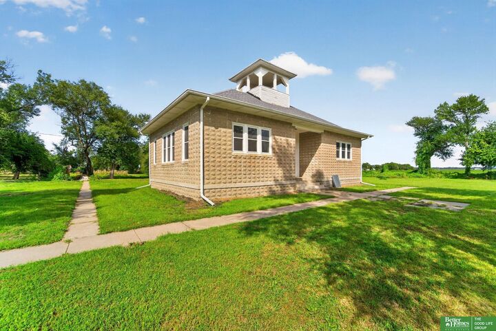 Property Photo: 984 Wilson Avenue NE 68003