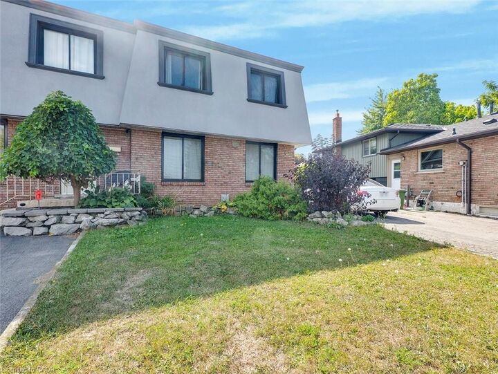 Property Photo: 40 Yeoville Court ON L9C 5W3