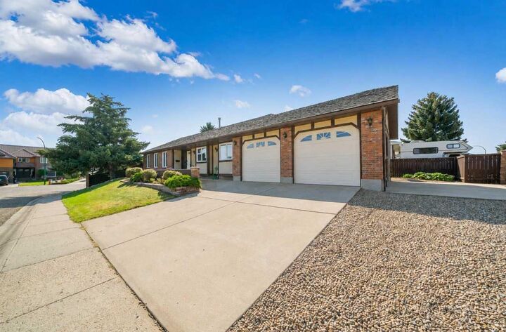 Property Photo:  5 Ross View Bay SE  AB T1B 3H9 