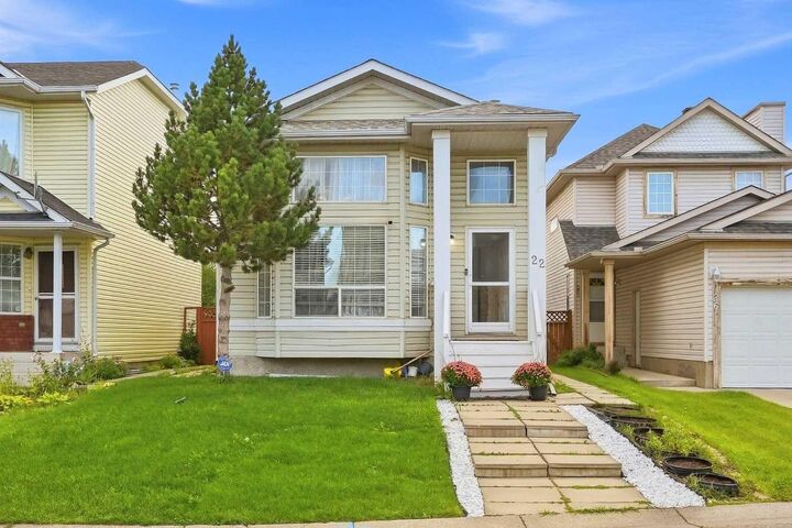 Property Photo:  22 Anaheim Bay NE  AB T1Y 7E2 