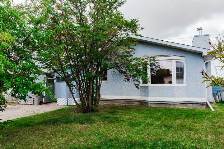 Property Photo:  11706 98 Street  AB T8V 3N8 