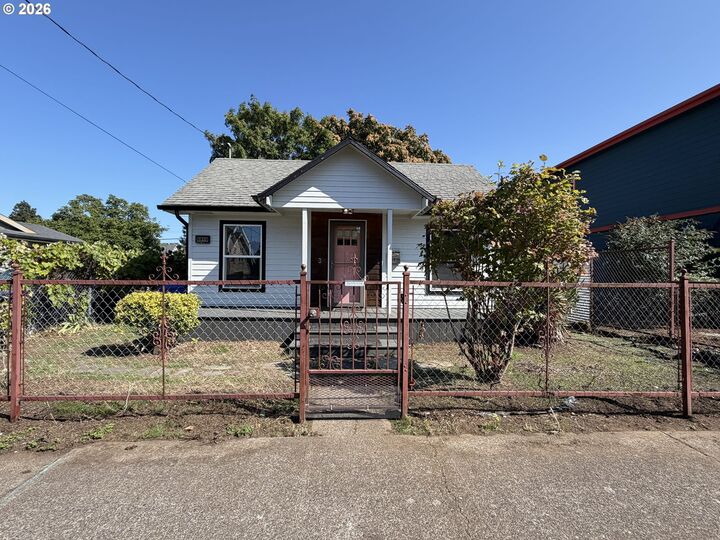 Property Photo: 5916 SE 85th Ave OR 97266