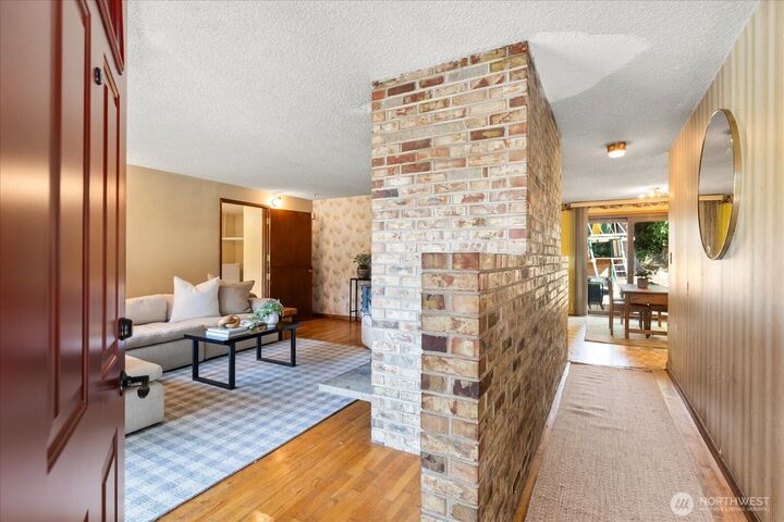 Property Photo:  1235  8th Avenue S  WA 98020 