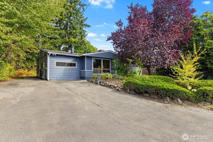 Property Photo:  1235  8th Avenue S  WA 98020 