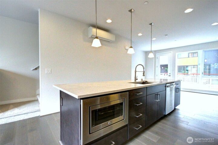 Property Photo: 6542 32nd Avenue NE B WA 98115