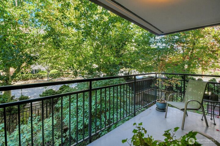 Property Photo: 275 W Roy Street 205 WA 98119