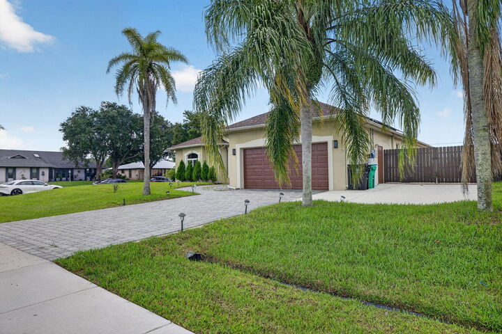 Property Photo:  1402 SW Abingdon Avenue  FL 34953 