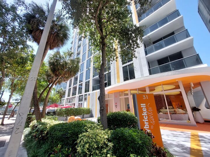 Property Photo: 31 SE 6th St 1405 FL 33131