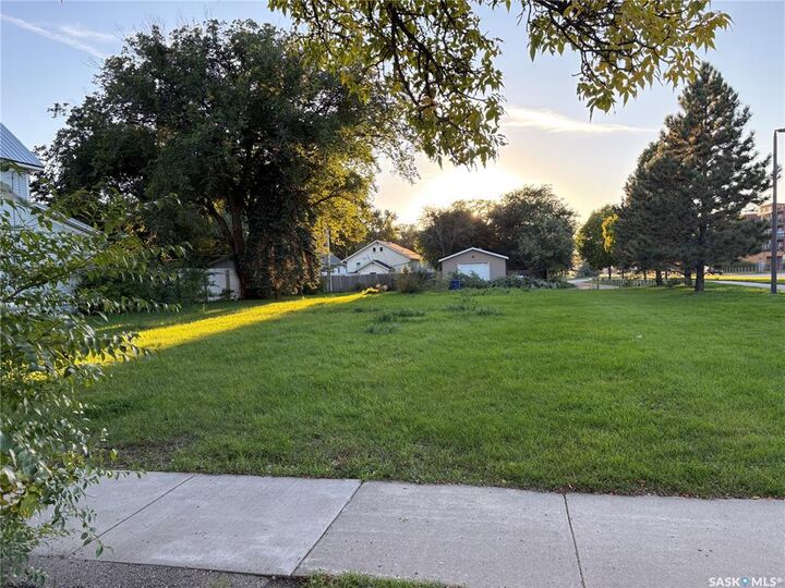 Property Photo:  607 H Avenue S  SK S7M 1Y7 