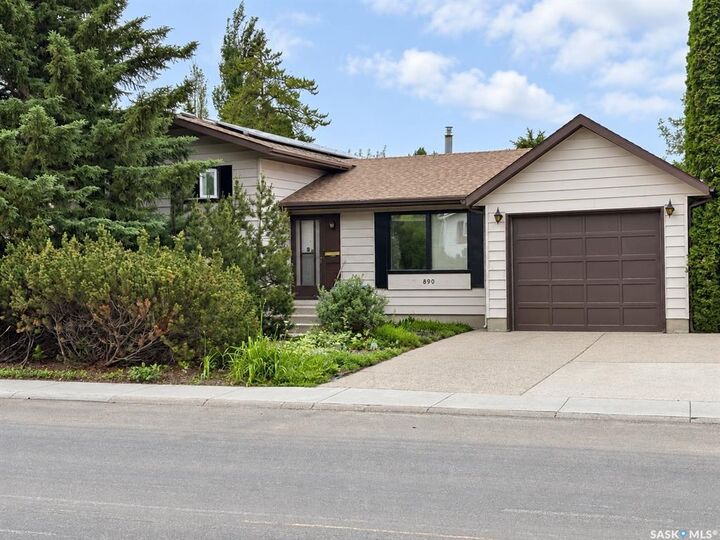 Property Photo:  890 Kingsmere Boulevard  SK S7J 4J7 