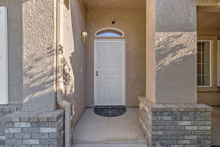 Property Photo:  2728 W Oakridge Avenue  CA 93291 
