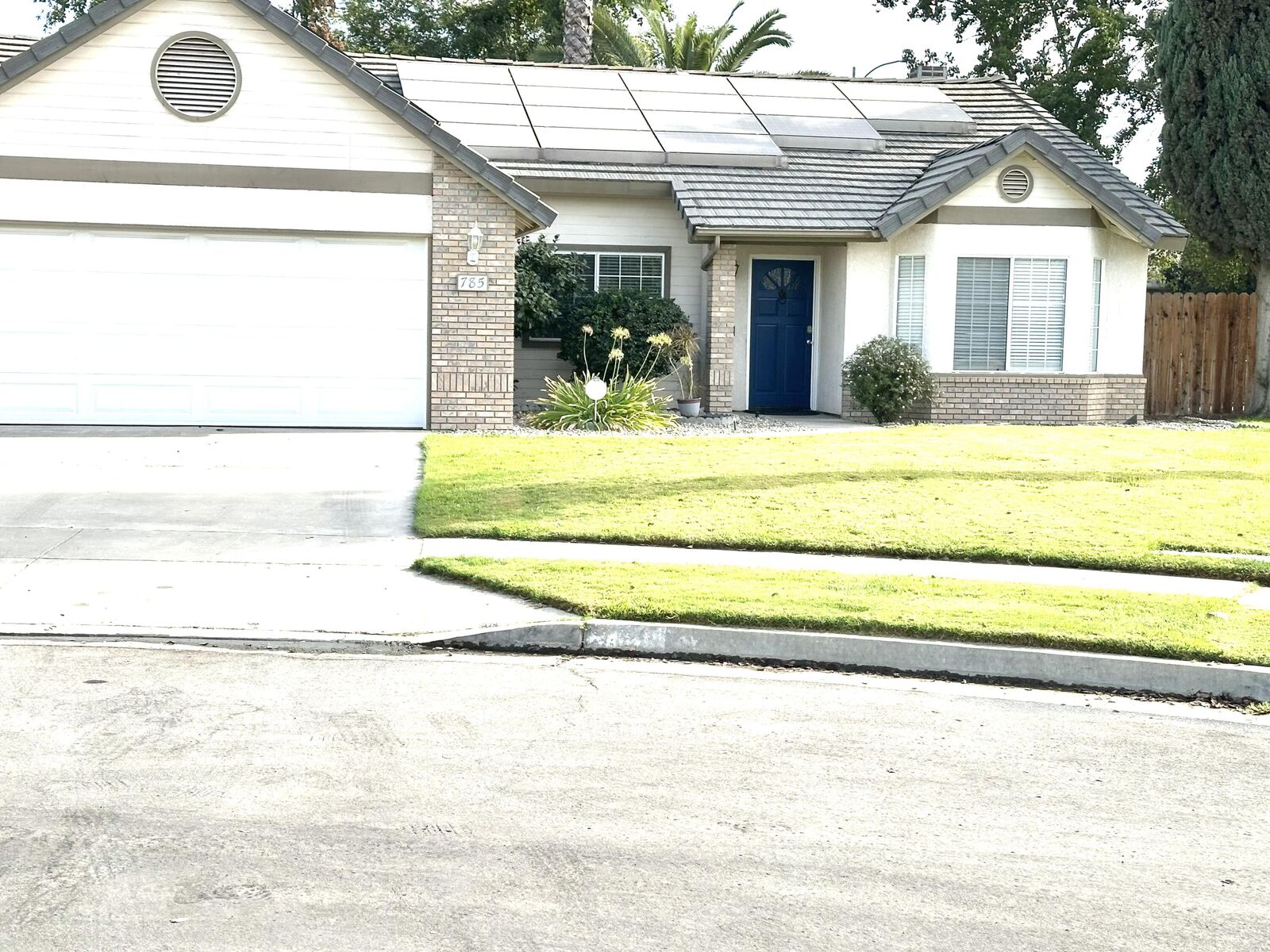 Property Photo: 785 Heath Court CA 93245
