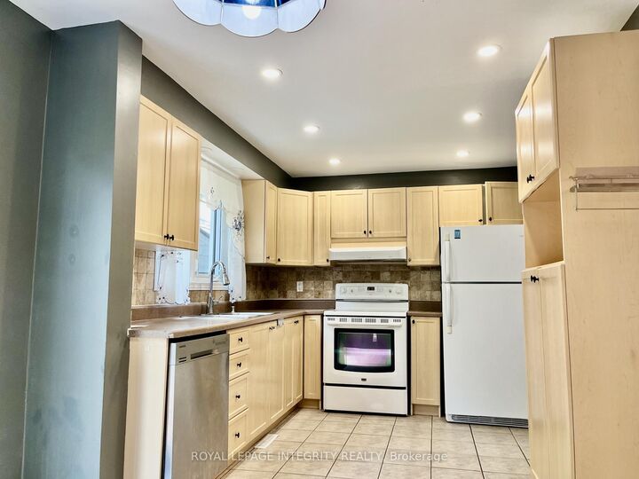 Property Photo:  1843 Prestwick Drive  ON K1E 2R7 