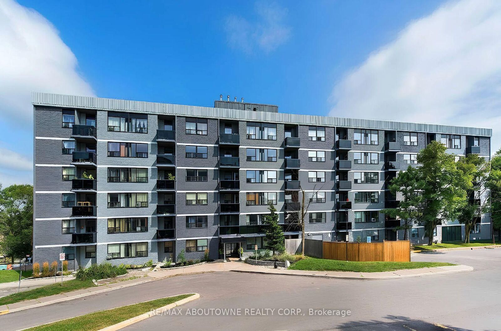 Property Photo:  145 Wellington Street W 515  ON L4G 2N9 