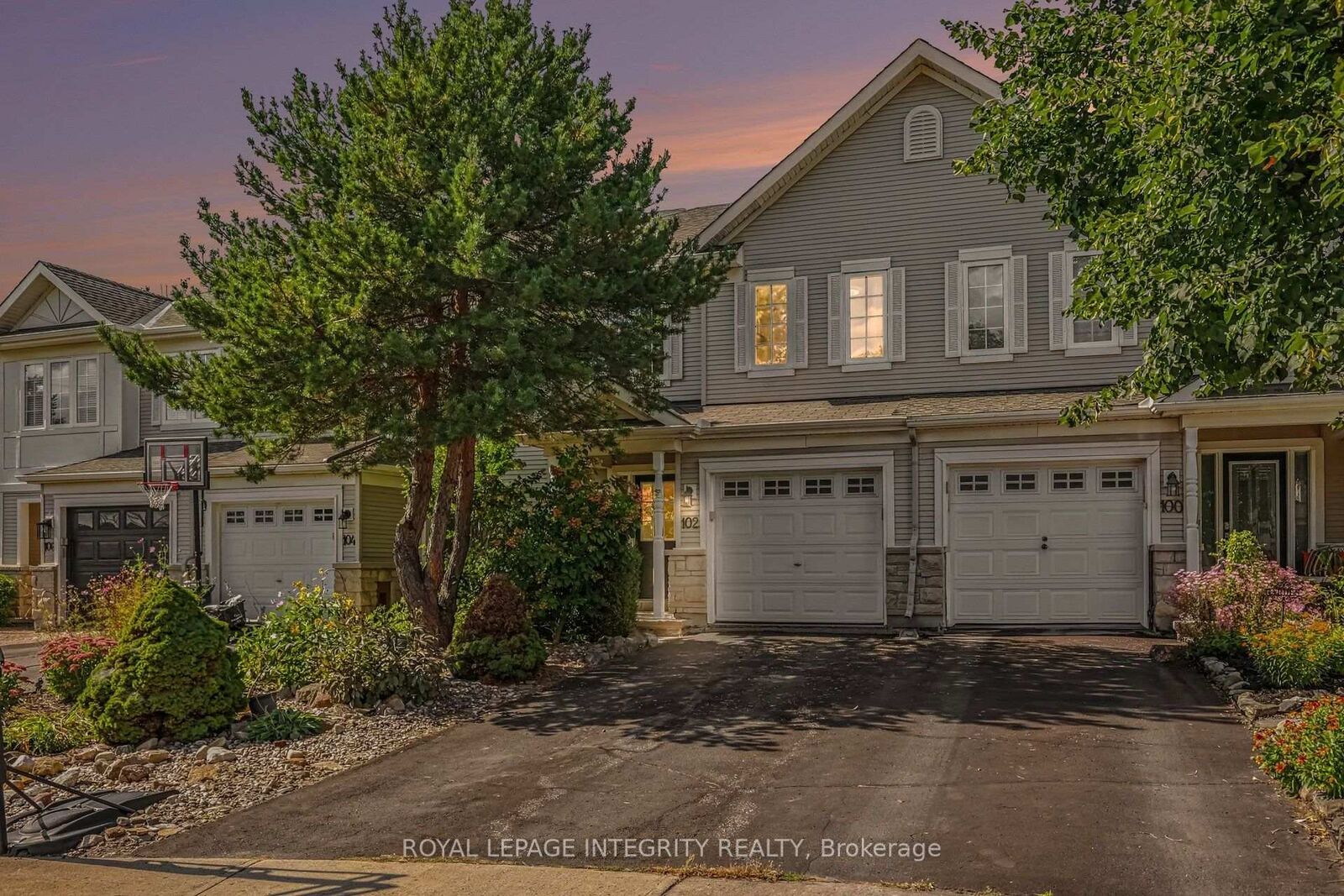 Property Photo: 102 Hawktree Ridge ON K2J 5N3