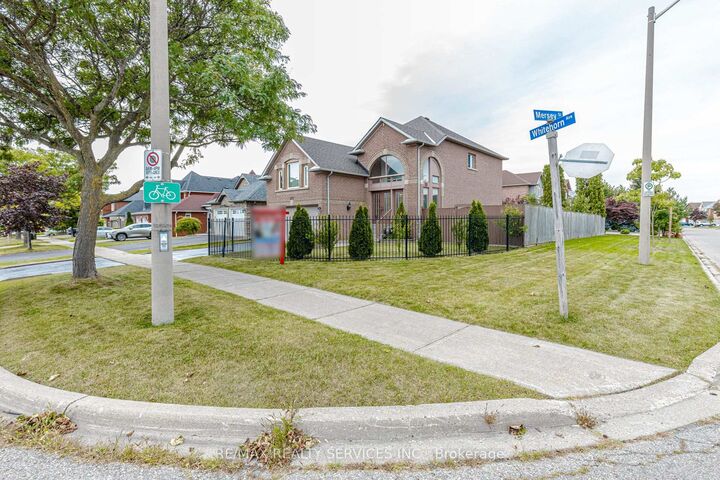 Property Photo: 5772 Whitehorn Avenue ON L5V 1W1