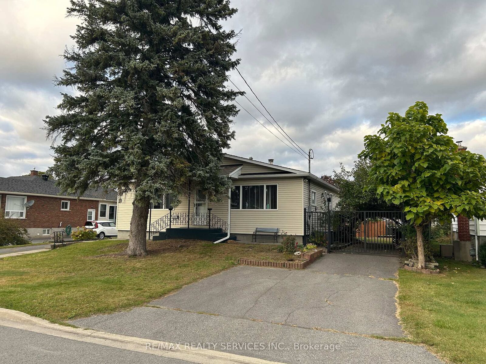 Property Photo:  1207 Henry Street  ON K6J 5A5 