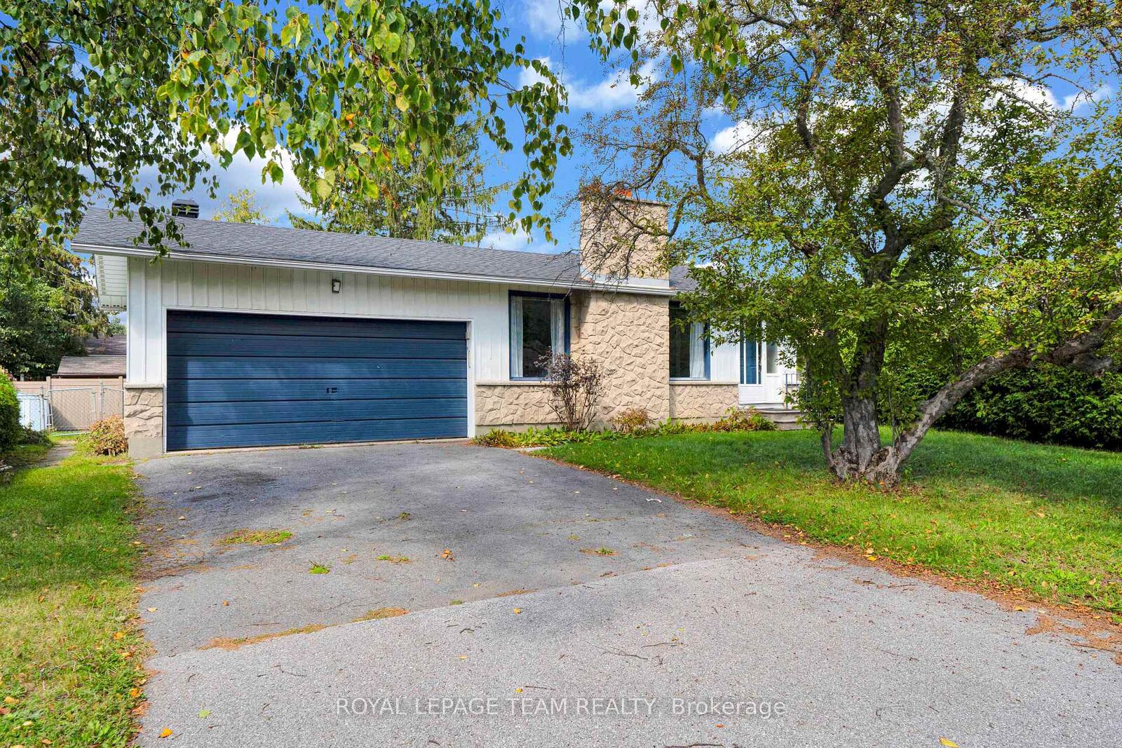 Property Photo:  101 Country Lane W  ON K2L 1J4 