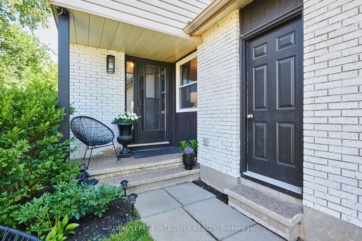 Property Photo:  209 Sherway Drive  ON K2J 2B3 