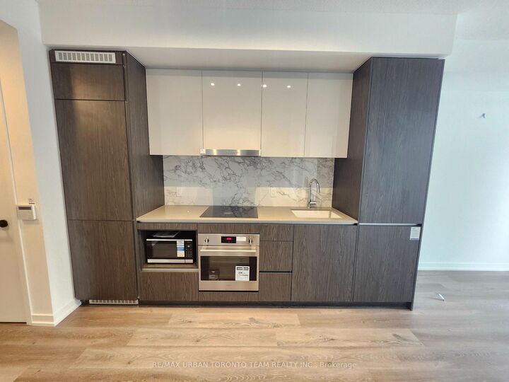 Property Photo:  28 Interchange Way 802  ON L4K 0P8 