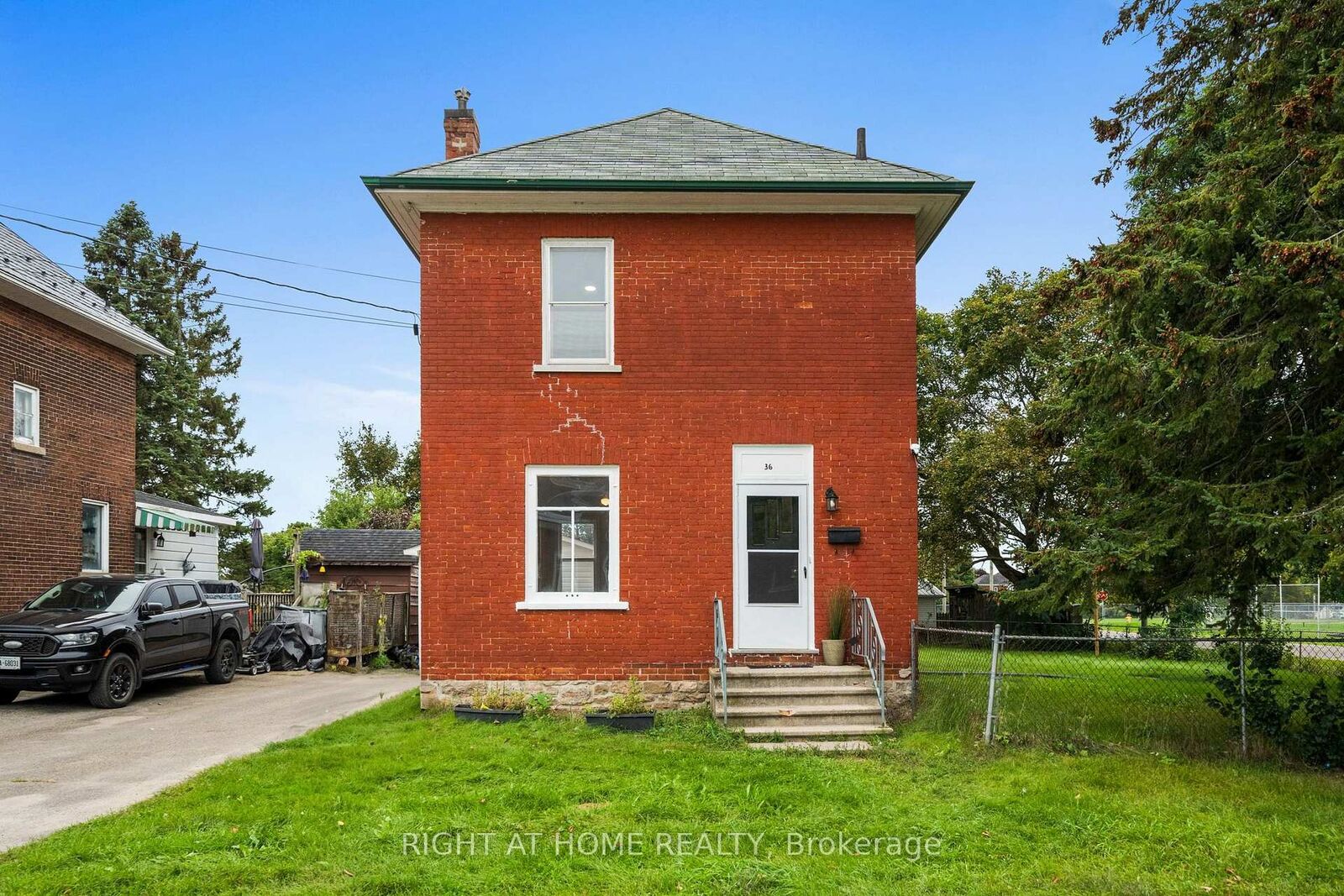 Property Photo:  36 Empress Avenue  ON K7A 4V8 