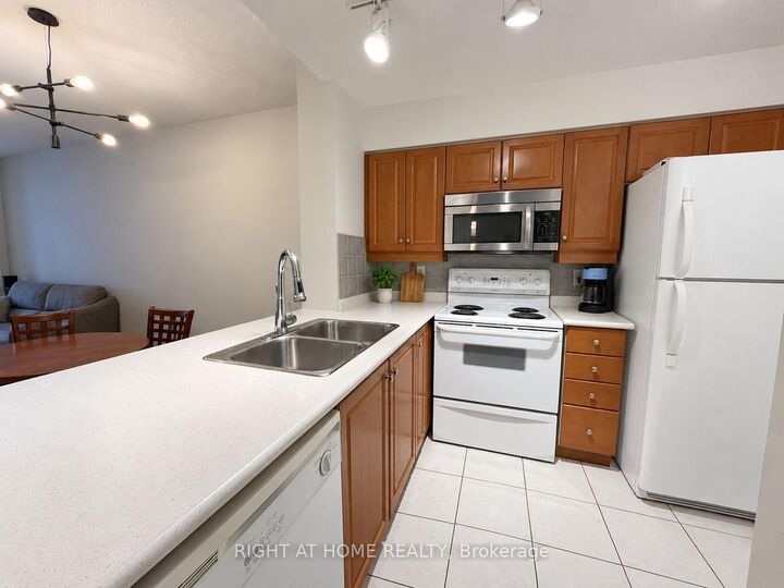 Property Photo:  2511 Bloor Street W 308  ON M6S 5A6 