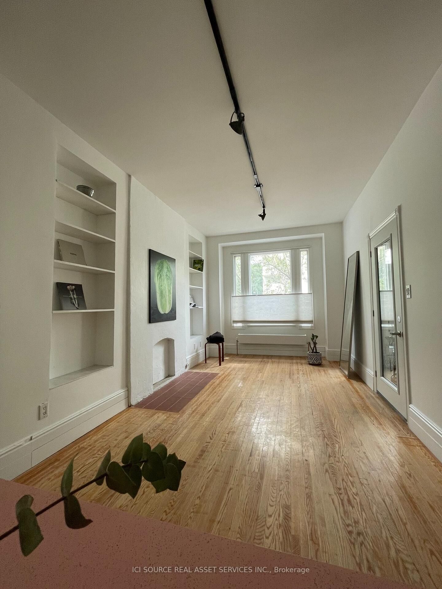 Property Photo:  60 Beverley Street 2  ON M5T 1X9 