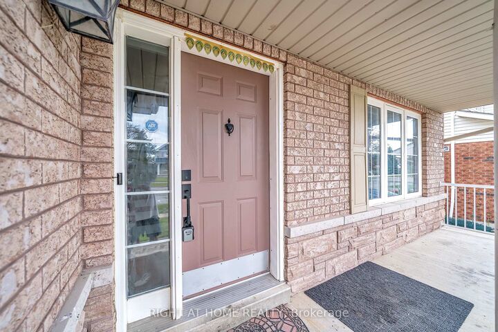 Property Photo:  635 Longworth Avenue  ON L1C 5B8 