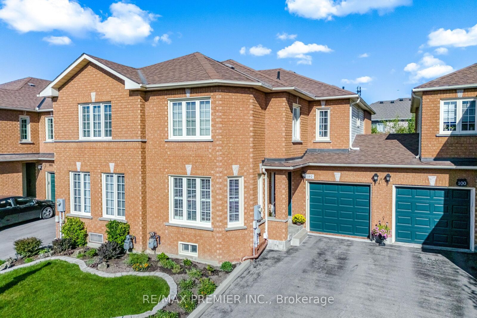 Property Photo:  102 Pinedale Gate 66  ON L4L 8X3 