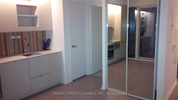 Property Photo:  101 Peter Street 2002  ON M5V 2G9 