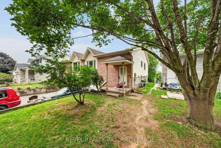 Property Photo:  986 Killarney Crescent  ON K7M 8C7 