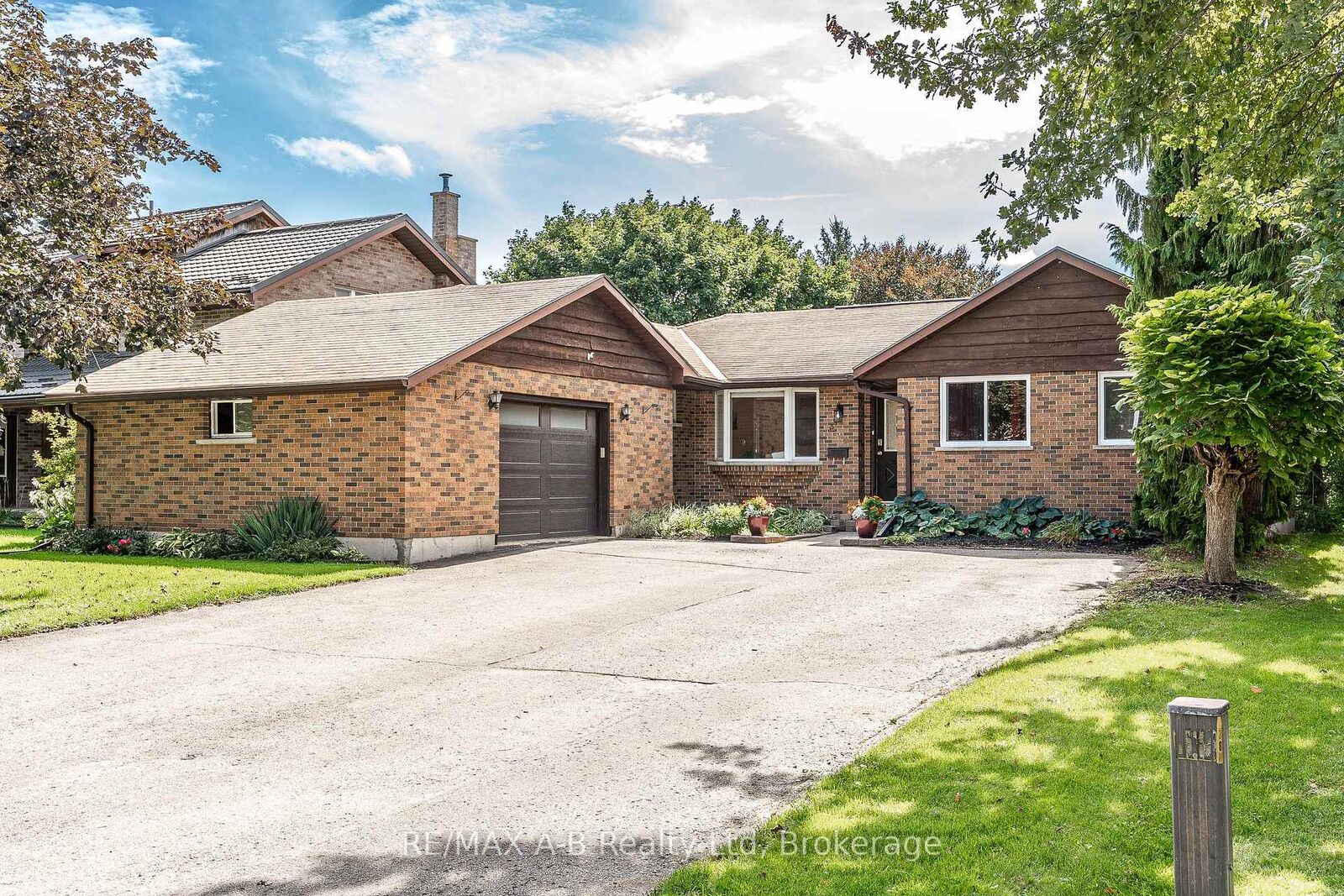 Property Photo:  332 Widder Street E  ON N4X 1A6 