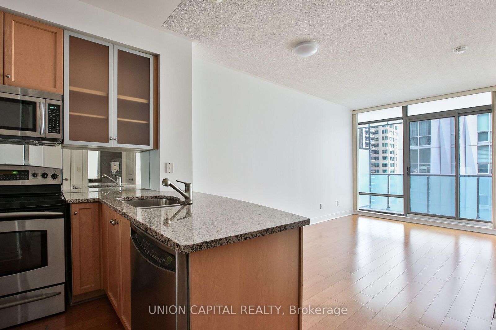 Property Photo:  18 Yorkville Avenue 1004  ON M4W 3Y8 