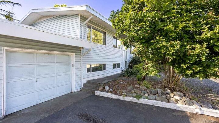 Property Photo:  489 Lenhart Ave  BC V9S 4X4 
