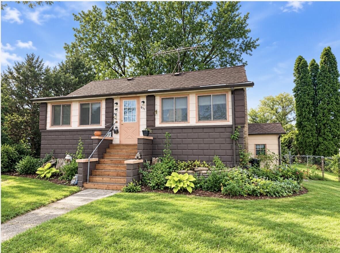 Property Photo: 911 Stuart Street MI 48429