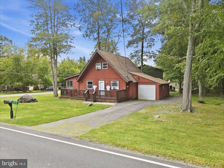 Property Photo:  593 Country Place Drive  PA 18466 