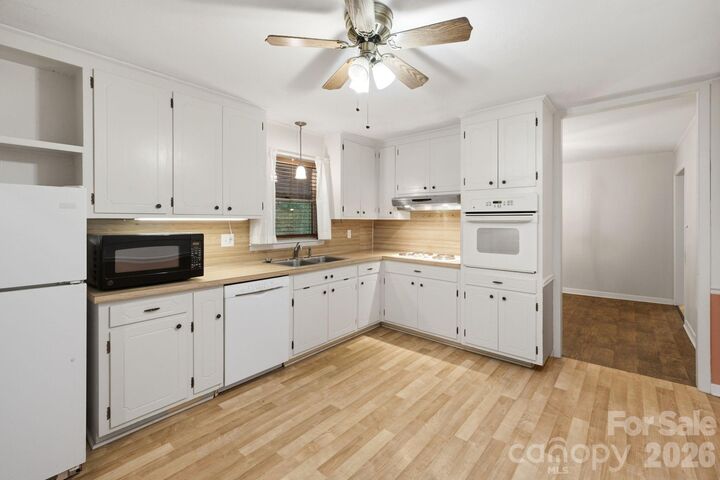 Property Photo: 1536 Nottingham Drive NC 28658