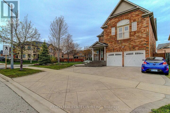 Property Photo:  806 White Clover Way  ON L5V 3C5 