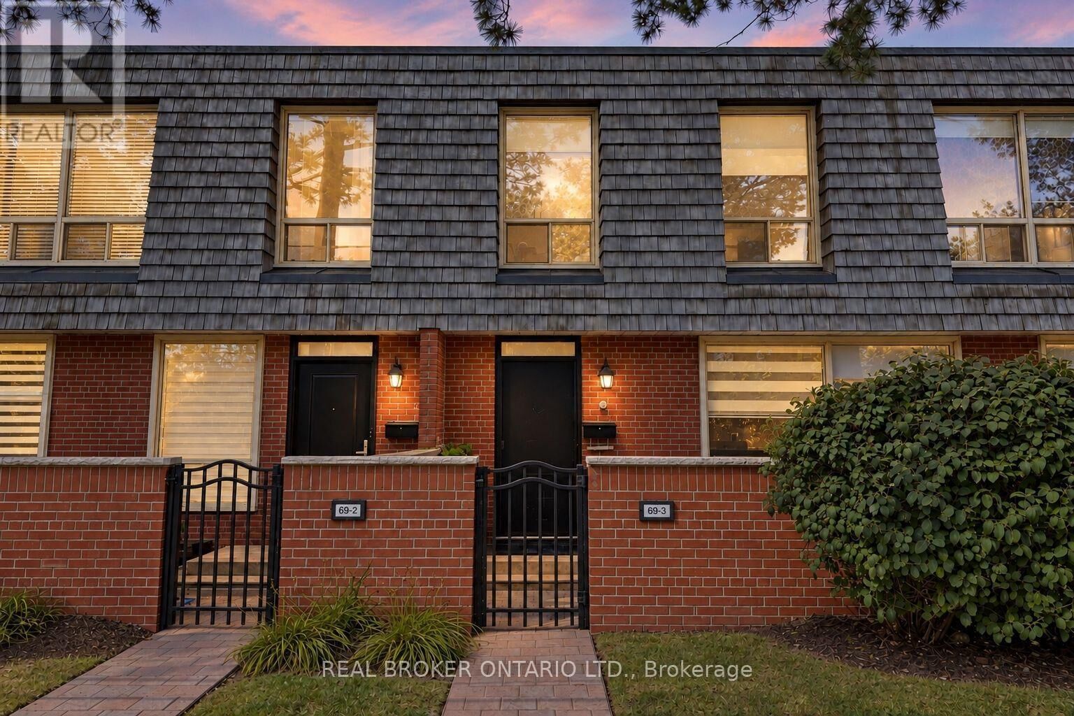 Property Photo: 69 Upper Canada Drive 3 ON M2P 2A2