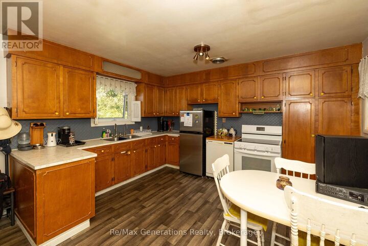 Property Photo:  511 Empire Avenue East  ON P7E 4S8 