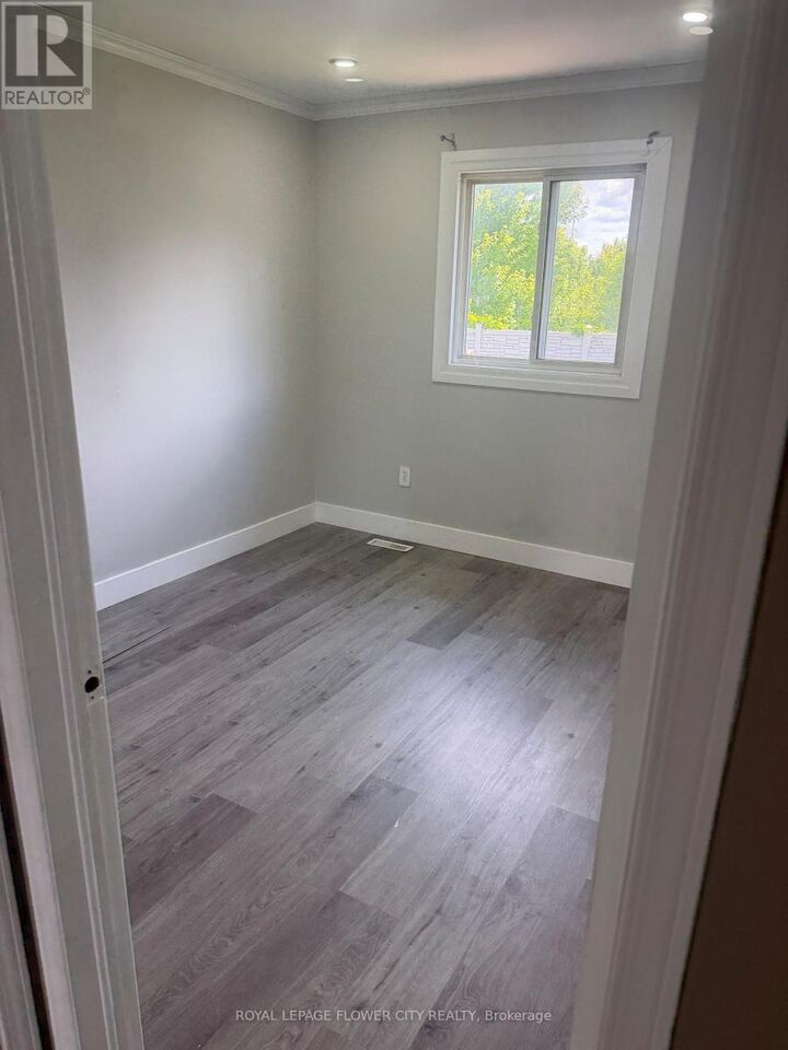 Property Photo:  252 Simpson Crescent  ON N5V 5E1 