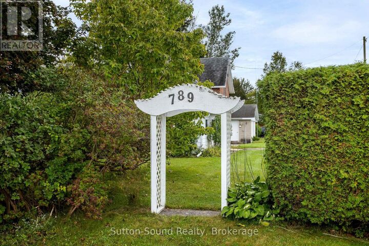 Property Photo:  789 West 24th St West Street West  ON N4K 4H9 