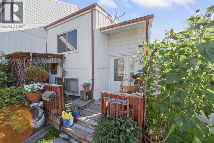 Property Photo:  16 Princess Petra Avenue  AB T0M 0W0 