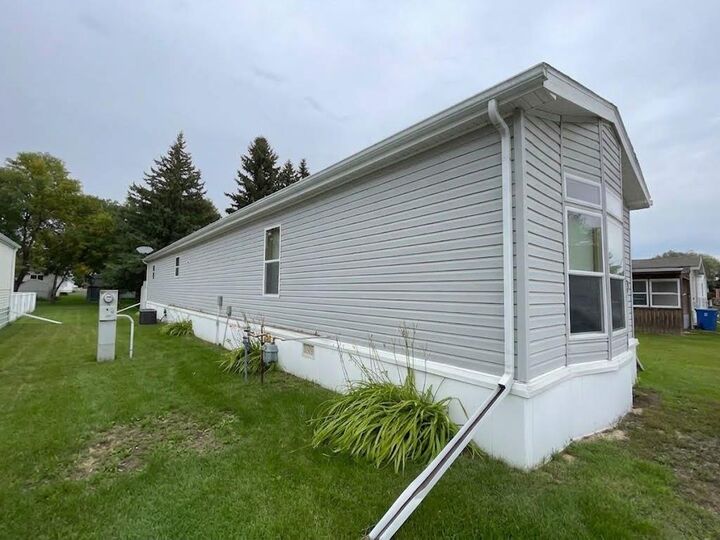 Property Photo: 20 Westpark Place MB R0J 1H0